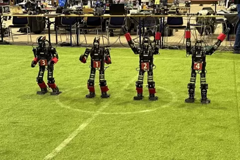 Traten beim Robocup in Eindhoven an, eine Weltmeisterschaft für elektronisch gesteuerte Kicker: Die Roboter der R2 Kickers der H