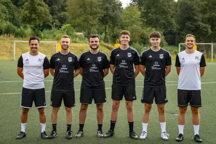 Die Trainer Lukas Agne (links) und David Hoffmann (rechts) mit den neuen Spielern der SG Bechhofen/Lambsborn, (von links) Tim Ah