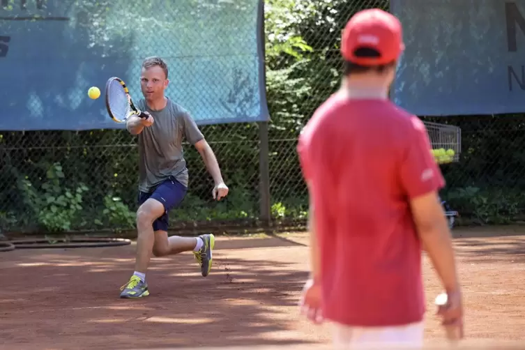 Leidenschaftlich: Bei dem inklusiven Tenniscamp des BASF TC Ludwigshafen macht Lars Delventhal (grünes Trikot, BASF TC) einen Sc