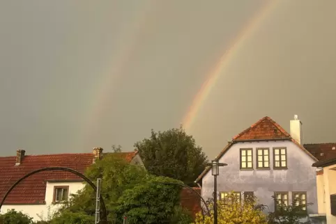 Ein Regenbogen am Montagabend über Maximiliansau. 