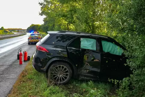 Rechts von der Fahrbahn abgekommen: das Auto, das später abgeschleppt werden musste. 