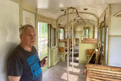 Sonny Sadler, Vorsitzender des Vereins Train Touristique Sarreguemines Bitche (T2SB) in einem der Personenwaggons aus dem Jahr 1