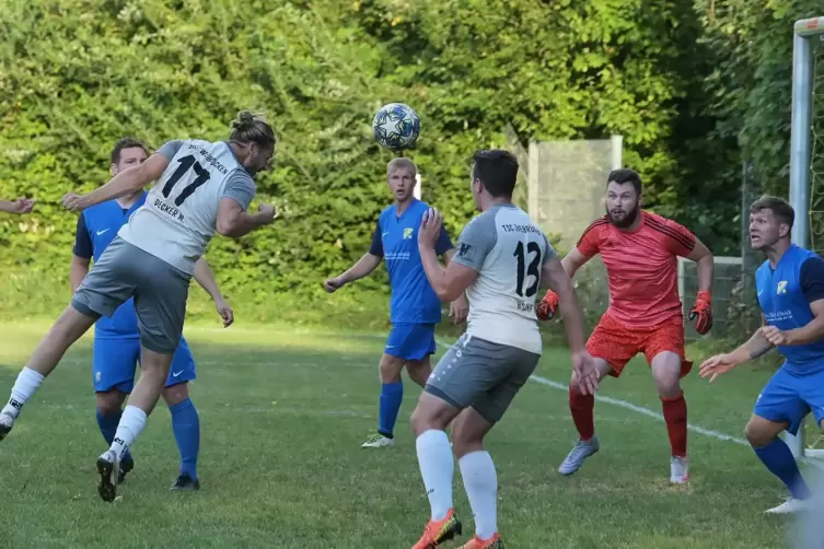 Maximilian Decker vergibt hier eine gute Chance für den TSC. Bundenthals Torhüter Nicolas Röhrig, sein Teamkollege Dominik Will 