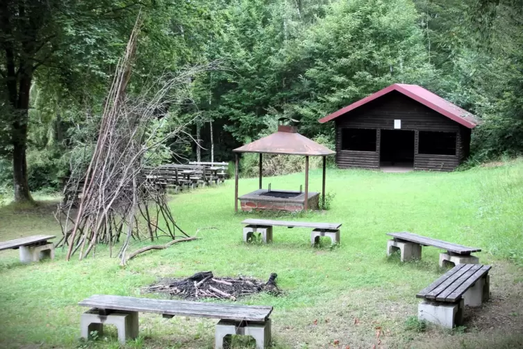 Große Hütte, zwei Feuerstätten und zahlreiche Sitzmöglichkeiten – das bietet der Dimbacher Grillplatz. 