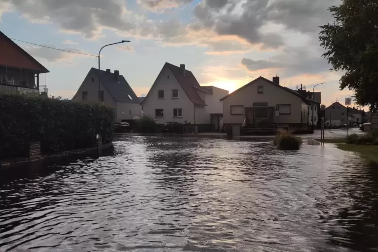 Die Friedenstraße in Hagenbach hatte sich in einen See verwandelt . 