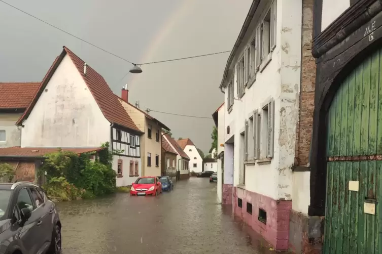 Auch die Theresienstraße in Hagenbach stand unter Wasser. 