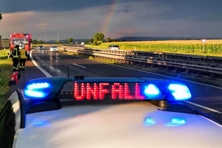 Auf der B9 gab es einen Unfall wegen Aquaplaning. 