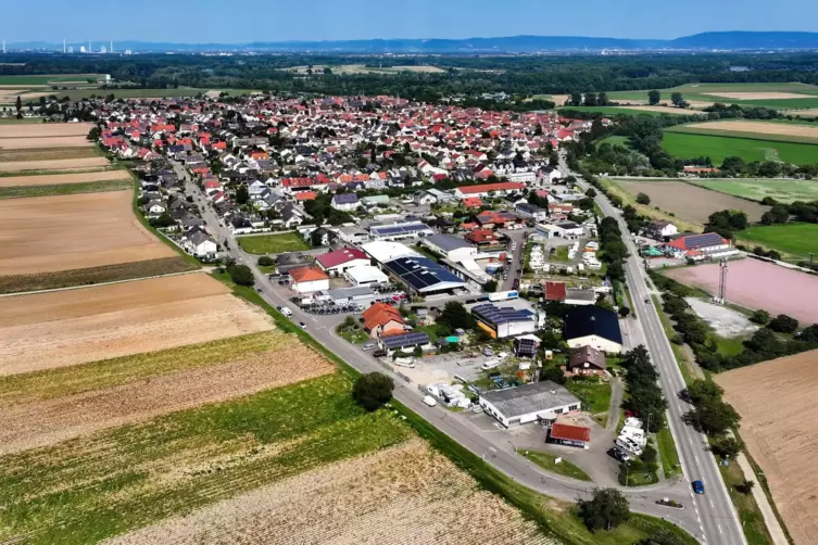 Aus der Luft: das Gewerbegebiet von Otterstadt am Ortseingang vom Wappenkreisel kommend. 