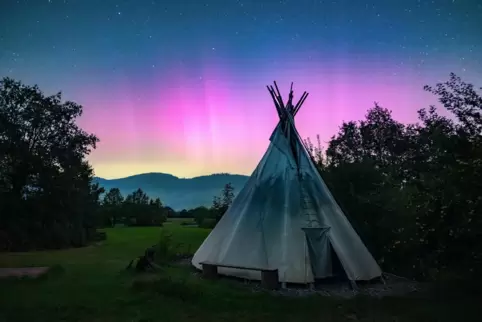 Polarlichter über der Südpfalz, aufgenommen beim Gut Hohenberg bei Annweiler. 