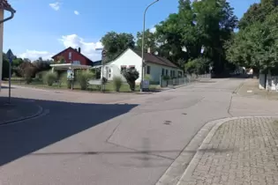 Die Raiffeisenstraße mutet wie eine Vorfahrtsstraße an. Es gilt aber rechts vor links.