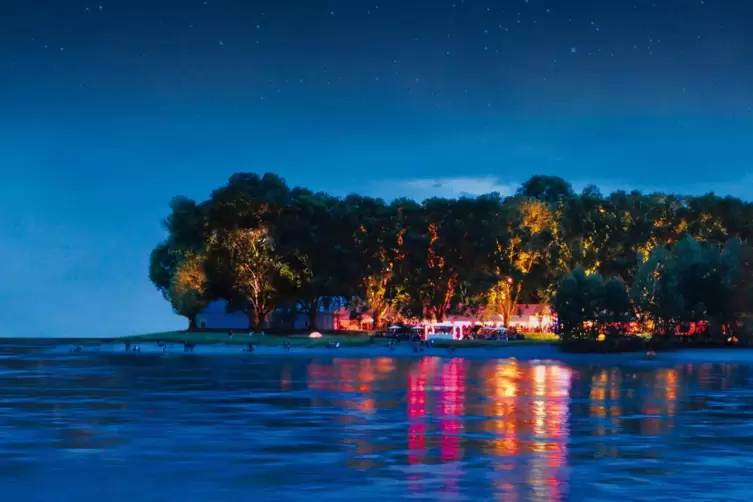 Stimmungsvoll: das Festivalgelände auf der Ludwigshafener Parkinsel bei Nacht.