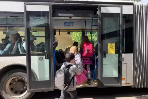 Die Schüler aus Neuburg und Berg müssen in der ersten Schulwoche auf den Bus verzichten.