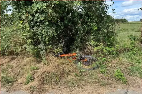 Das Fahrrad des Unfallopfers in einem Gebüsch neben der K25. 