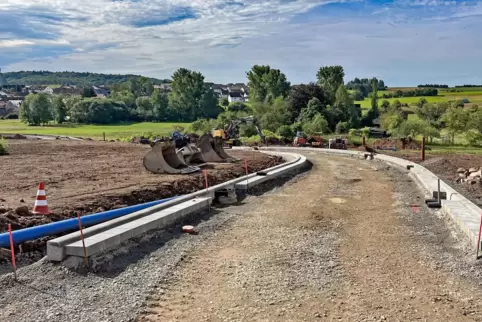 Die Erschließung des dritten Bauabschnitt des Neubaugebiets Ochsenweiderweg ist fast abgeschlossen, die künftigen Häuslebauer kö