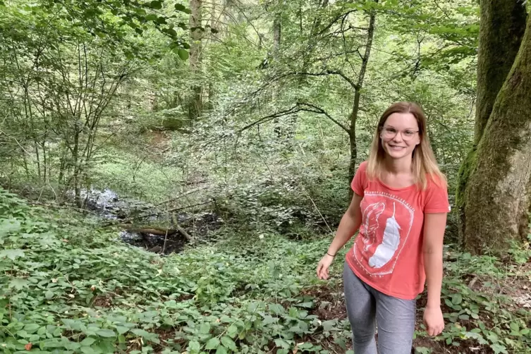 Vorsitzende Lucy Pfundstein auf dem Weg zu dem sumpfigen Idealbiotop für die Minischweine in der Atzelbach.