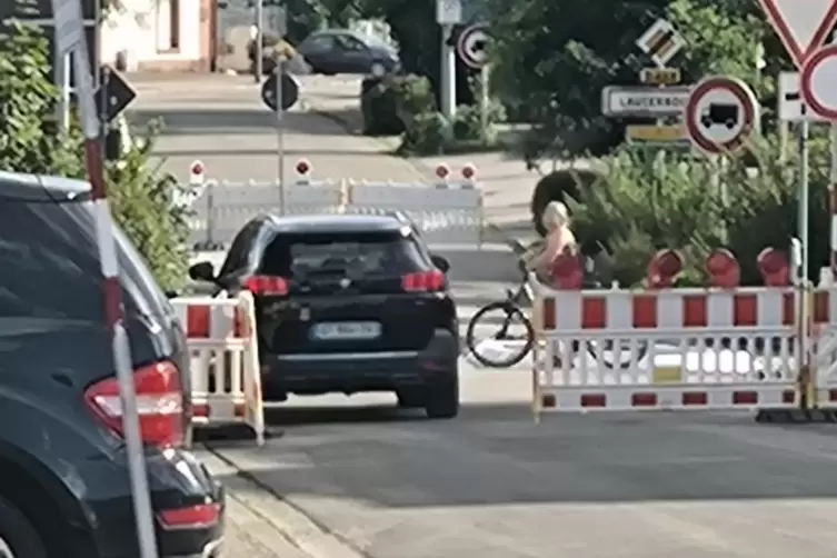 Immer wieder schieben Autofahrer die Absperrgitter zur Seite und fahren durch die Baustelle.