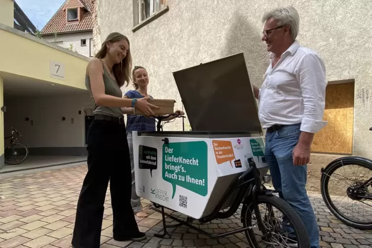 Sie sind die Menschen hinterm Lieferknecht (von links): Elfi Rau und Flora Dahlhausen mit Chef Markus Knecht. 