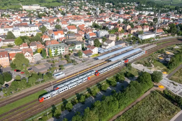 Von hier aus starten ab Freitagabend erst mal keine Züge nach Monsheim mehr: Bahnhof in Grünstadt. 