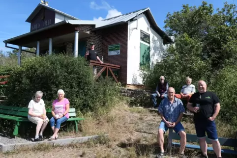 Die Vorstandschaft des Pfälzerwaldvereins an der Kupferberghütte (immer von links): Erika Molter und Elke Müller, auf der Verand