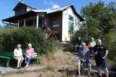 Die Vorstandschaft des Pfälzerwaldvereins an der Kupferberghütte (immer von links): Erika Molter und Elke Müller, auf der Verand