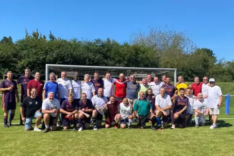 Gruppenfoto nach dem Blitzturnier mit den englischen und Ebertsheimer Alt-Fußballern.