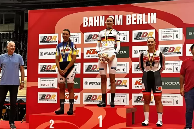 Das Podium der 2000-Meter-Einzelverfolgung der Juniorinnen in Pfälzer Hand (von links): Julia Servay (Biberach, 2.), Joelle Mess