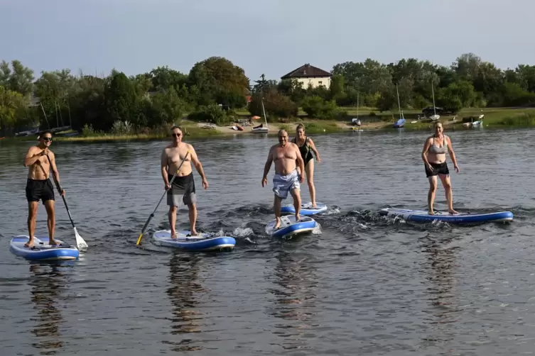 Ganz schön wackelig: Heiko Urtel und Marco Wertel (von links) beginnen ihren Schnupperkurs für mutige RHEINPFALZ-Leser mit einer