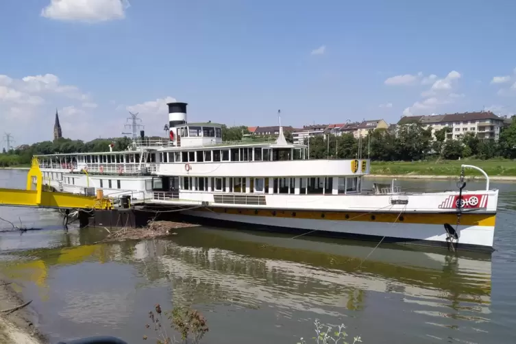 Das Museumsschiff liegt in Mannheim vor Anker.