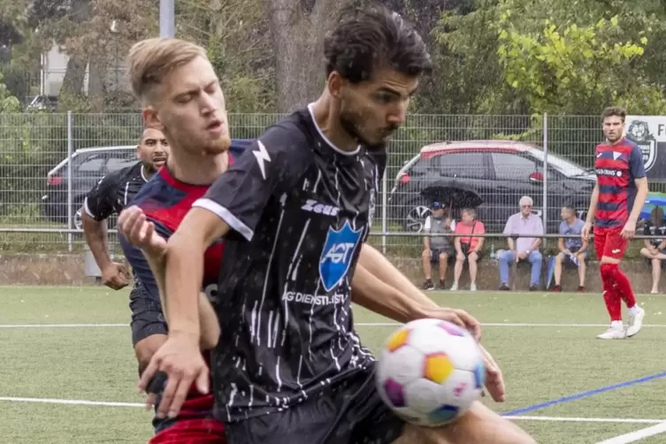 Vom Urlaub direkt in die Startelf? Jan Butzal, hier im Zweikampf mit Hüseyin Cevat Ates vom FC Arabia Frankenthal.