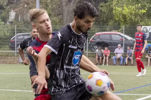 Vom Urlaub direkt in die Startelf? Jan Butzal, hier im Zweikampf mit Hüseyin Cevat Ates vom FC Arabia Frankenthal.