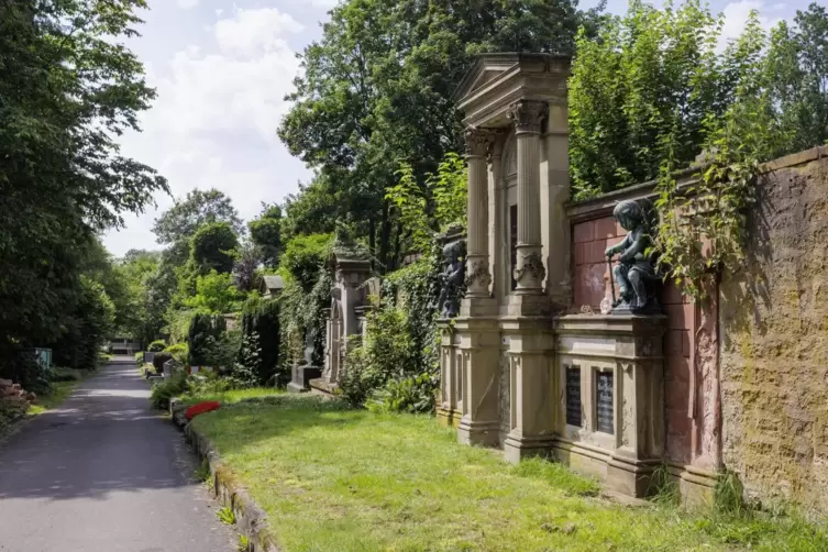 An der nördlichen Mauer des Friedhofs haben sich einst die reichen Familien Kaiserslauterns aufwendige Grabmäler errichten lasse