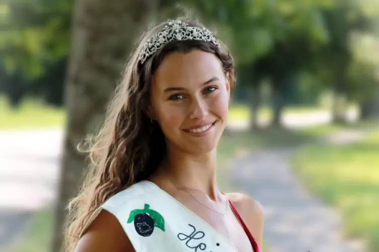 Heidelbeerprinzessin Steinfeld Sophie I. in offizieller Kleidung. 