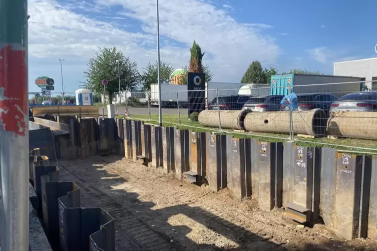 Die Spundwände brauchen jetzt eine zusätzliche Sicherung: Baugrube im abgesackten Bereich der Ferdinand-Porsche-Straße im Grünst