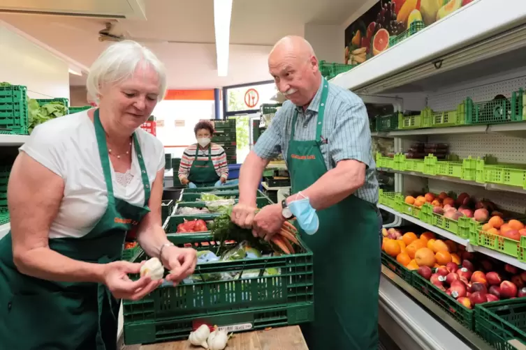 Beatrice Harten und Hans Werner Kleffner beim Einsortieren von Ware bei der Grünstadter Tafel.