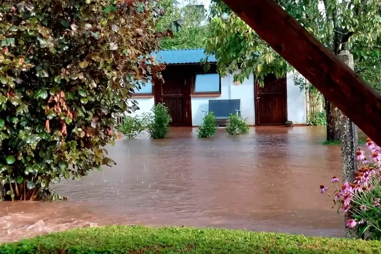 In der Talstraße in St. Ingbert-Oberwürzbach standen beim Unwetter am Freitag, 2. August, auch mehrere Gärten unter Wasser. Der 