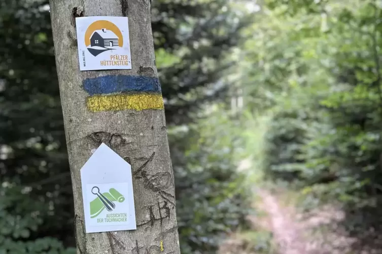 Wegzeichen: Im zweiten Teil der Wanderung deckt sich der Themenweg mit dem Pfälzer Hüttensteig.