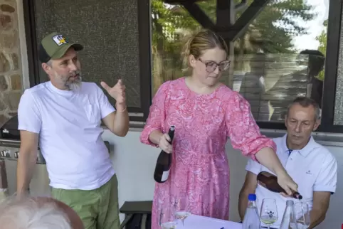 Karsten Peter (links) und seine Frau Anne waren Gastgeber bei der RHEINPFALZ-Sommertour. 