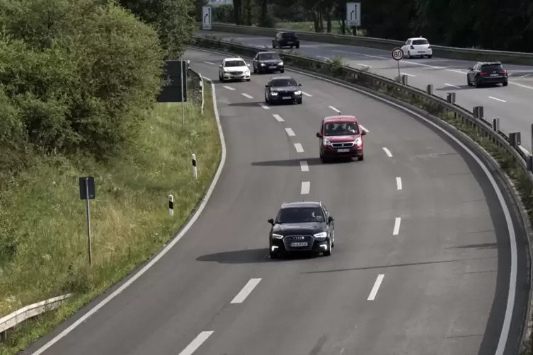 In Fahrtrichtung Süd steht während der Sperrung nur ein Fahrstreifen zu Verfügung. Die andere Richtung wird komplett gesperrt.