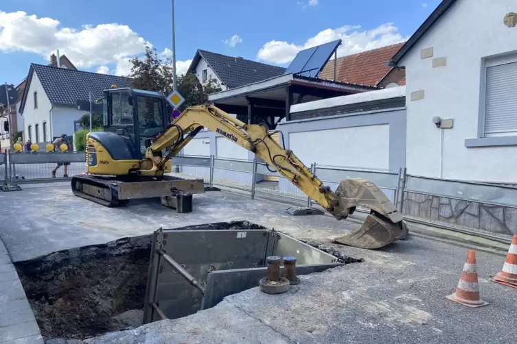 Aufgegraben: die Bissersheimer Hauptstraße. Nach Angaben der Arbeiter muss sie aber noch weiter aufgerissen werden. 