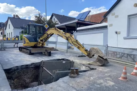 Aufgegraben: die Bissersheimer Hauptstraße. Nach Angaben der Arbeiter muss sie aber noch weiter aufgerissen werden. 