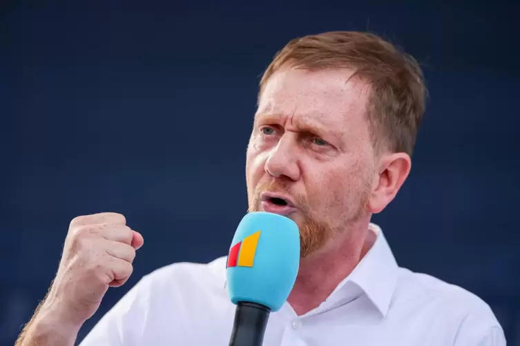 Michael Kretschmer hält im Wahlkampf dagegen, wo es notwendig ist, aber er belehrt nicht. Seine Art, auf Leute zuzugehen, hat ih