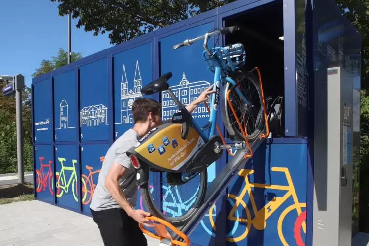 Es gibt zwölf Fahrradgaragen, drei mit E-Lademöglichkeit. Stefan Grewenig, Sachgebietsleiter Mobilität und ÖPNV, stellt sie vor.