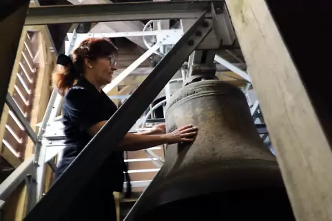 Christa Bandowski im Glockenstuhl der evangelischen Kirche auf Burg Lichtenberg.