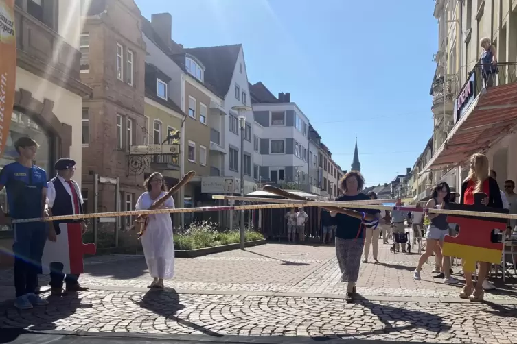 Symbolische Grenzöffnung (von links) LAZ-Stabhochspringer Ben Kribelbauer aus Mörsbach, Bürgermeister Christian Gauf, Gemeinsamh