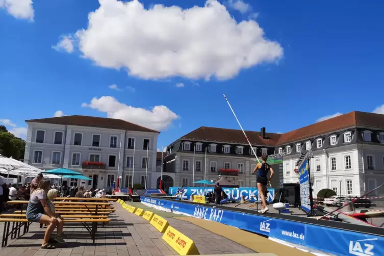 Höhepunkt in der Innenstadt war das LAZ-Stabhochsprung-Event auf dem Herzogplatz. 