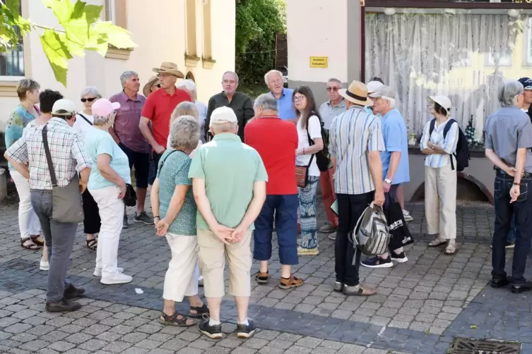 Station machten die Teilnehmer auch an der Einfahrt zur Bangertstraße. 