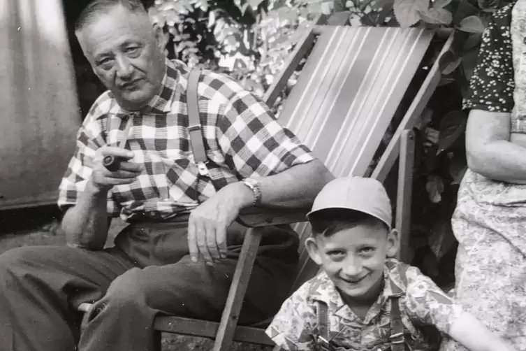 Dieter R. Fuchs 1961 mit seinem Großvater Fritz Bauer in Zweibrücken. 