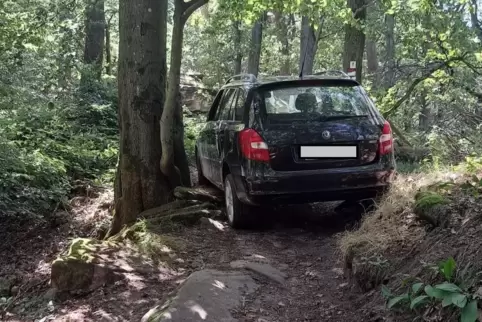 Hier war Schluss. Ein Abschleppdienst musste den Skoda bergen. 