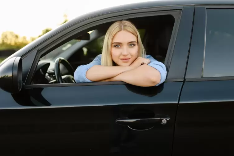 Selbstbewusst in ein Auto zu steigen und loszufahren, ist für manche Frauen nicht möglich. Ein Kurs für Wiedereinsteigerinnen ka