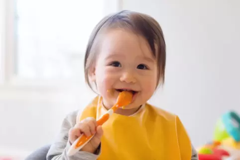 Seit einigen Jahren wird empfohlen, Babys bereits im ersten Lebensjahr kleine Mengen an cremiger Erdnussbutter probieren zu lass